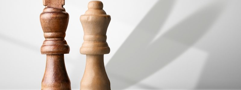 小游戏宝玩热门游戏排行榜页面截图，深色背景上展示TOP5游戏封面，每款配评分星级和用户评价数量，金银铜奖牌图标标注前三名